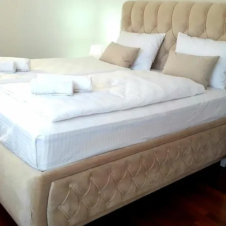 Esha Apartment *